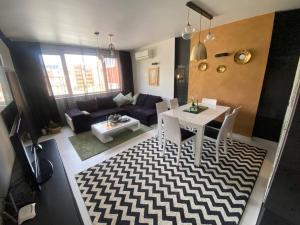 un soggiorno con tavolo e divano di Lovely 1-bedroom apartament with free parking a Sofia