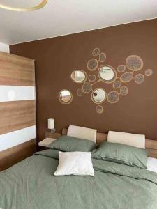 una camera da letto con un letto con specchi sul muro di Lovely 1-bedroom apartament with free parking a Sofia