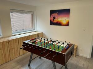 una mesa de futbolín en la esquina de una habitación en Dovolenkový dom Púpava en Terchová