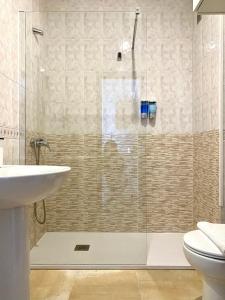 y baño con ducha, lavabo y aseo. en Lemos Sol, en Monforte de Lemos