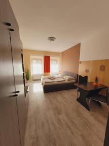 1 dormitorio con cama y escritorio. en Apartmány Brno, en Brno