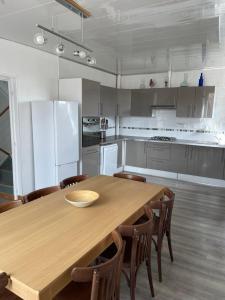 Kuchyňa alebo kuchynka v ubytovaní Gîte Le Riviéra
