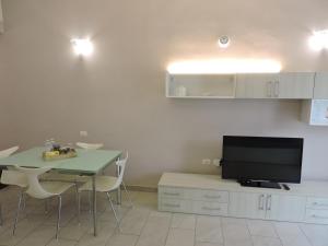 un soggiorno con tavolo e TV di Monolocale Via Cerquiglia, 136 a Spoleto