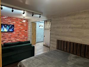 Televiisor ja/või meelelahutuskeskus majutusasutuses Комфортабельная однокомнатная квартира