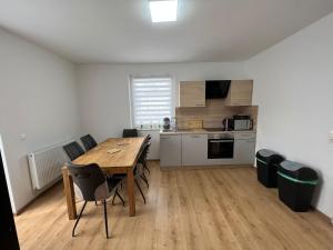eine Küche und ein Esszimmer mit Tisch und Stühlen in der Unterkunft S&D in Kapfenberg