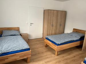 a bedroom with two twin beds and a closet at S&D in Kapfenberg