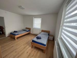 ein Zimmer mit zwei Betten und einem Fenster in der Unterkunft S&D in Kapfenberg