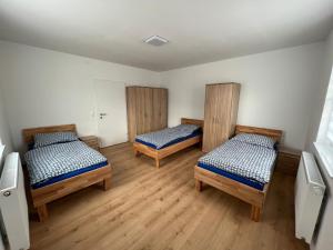Duas camas num quarto com pisos em madeira em S&D em Kapfenberg