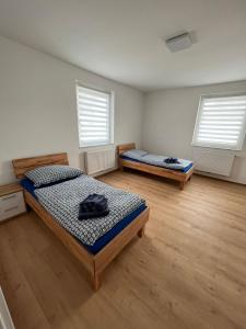 2 Betten in einem Zimmer mit 2 Fenstern in der Unterkunft S&D in Kapfenberg
