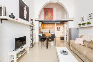 uma sala de estar com um sofá e uma mesa em L'Appartamentino Holiday Home em Lecce