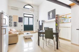 uma sala de estar com uma mesa e um sofá em L'Appartamentino Holiday Home em Lecce mais 12 fotografias