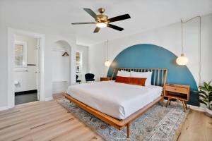 um quarto com uma cama e uma ventoinha de tecto em The Starlite Inn em Carolina Beach
