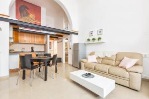 uma sala de estar com um sofá e uma mesa em L'Appartamentino Holiday Home em Lecce