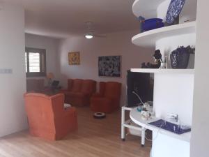 uma sala de estar com um sofá e uma mesa em Sol-Paraíso em La Manga del Mar Menor