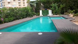 una piscina con acqua blu in un edificio di Sol-Paraíso a La Manga del Mar Menor