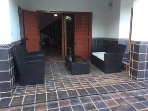 A seating area at Sol-Paraíso