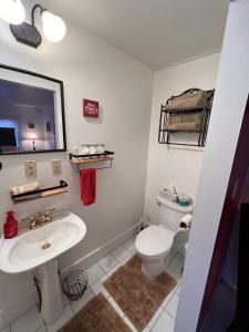 Imagen de la galería de The FarmHouse Inn Guest House, en Nappanee