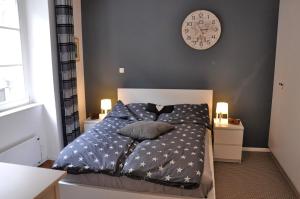 - une chambre dotée d'un lit avec une horloge murale dans l'établissement Apartment Passage Inn, à Zagreb