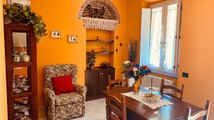 ein Esszimmer mit einem Tisch und einem Stuhl in der Unterkunft Gemma Apartments Milano Rho Fiera Apt2 in Lainate
