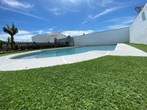 una piscina en un patio junto a una casa en Chalet Ventura Conil en Cádiz