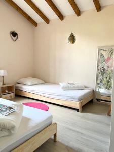 sypialnia z 2 łóżkami w pokoju w obiekcie 1km plage, agréable maison 6 pers classée 3* w mieście Hendaye
