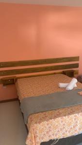 2 Betten nebeneinander in einem Zimmer in der Unterkunft Pousada Ilha de Itacimirim in Itacimirim