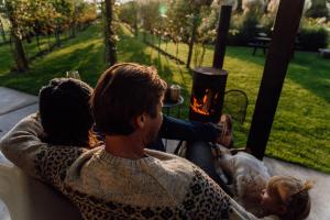 un hombre y una mujer sentados junto al fuego en Life Contains Beautiful Things, en Almere
