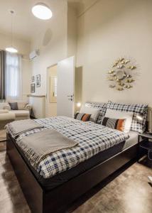 ブダペストにあるKlarahome Apartmentのベッドルーム(大型ベッド1台、ソファ付)