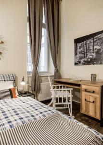 ブダペストにあるKlarahome Apartmentのベッドルーム1室(デスク、ベッド1台、デスク、椅子付)