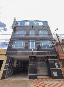 un edificio negro con muchas ventanas en Hotel Casa Baquero en Bogotá