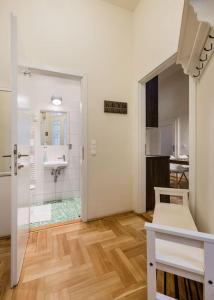 ブダペストにあるKlarahome Apartmentのバスルーム(シャワー、シンク付)が備わります。