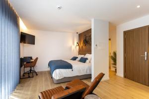 a hotel room with a bed and a desk at Marinha Grande Apartamentos N4 FACTORY in Marinha Grande