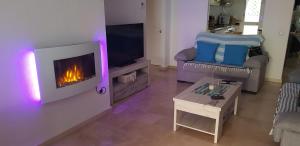 TV a/nebo společenská místnost v ubytování PUERTO ESTEPONA