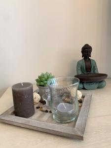 une bougie et d'autres articles sur une table dans l'établissement La Casa de Checa, à Colmenar de Oreja