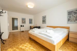 sypialnia z dużym łóżkiem i drewnianą podłogą w obiekcie Central living - Stephansdom Apartments w Wiedniu