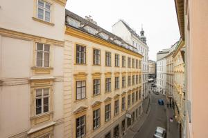 widok ulicy w mieście z budynkami w obiekcie Central living - Stephansdom Apartments w Wiedniu