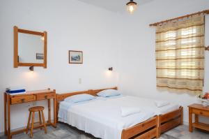 Postel nebo postele na pokoji v ubytování Golden Beach Glyfada Studios