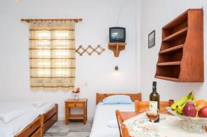 Postel nebo postele na pokoji v ubytování Golden Beach Glyfada Studios