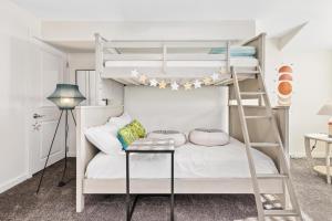 Bunk bed o mga bunk bed sa kuwarto sa PERFECT 5 STAR - Chelsea Harbor House