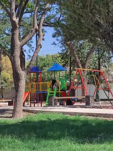 een park met een speeltuin met een boom bij Departamento Carrodilla Luján in Ciudad Lujan de Cuyo