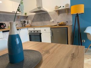 uma cozinha com um vaso azul sentado numa mesa em Cosy apartment - Zagreb Downtown with own parking spot in the garage em Zagreb