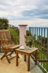 una silla de madera y una mesa en el balcón en Tenuta Solomita, en Maiori