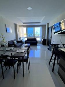 プラヤスにあるEscapate mirando el Mar Beach Front Apt Playas Ecuのテーブルと椅子とソファのあるリビングルーム
