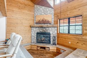 ein Wohnzimmer mit Kamin in einer Blockhütte in der Unterkunft Idyllwild At Heart in Idyllwild