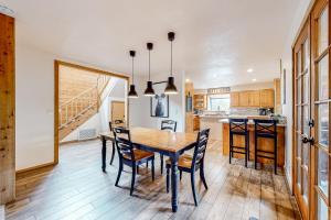eine Küche und ein Esszimmer mit einem Holztisch und Stühlen in der Unterkunft Idyllwild At Heart in Idyllwild + 30 Fotos