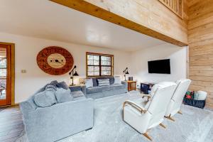 ein Wohnzimmer mit zwei Sofas und einem Fernseher in der Unterkunft Idyllwild At Heart in Idyllwild