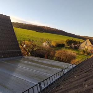 a roof of a house with a view of a field at Apartment Düte in Erpen