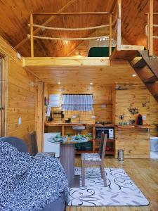 a room with a bed and a desk in a cabin at Chalé Samambaia in Campos do Jordão