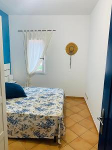 een slaapkamer met een bed en een raam bij Farfalla in San Vito lo Capo +2 foto's