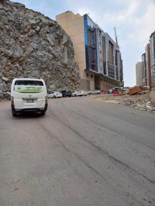 a white van parked on the side of a road at فندق سرايا سيف مكة المحبس in Makkah